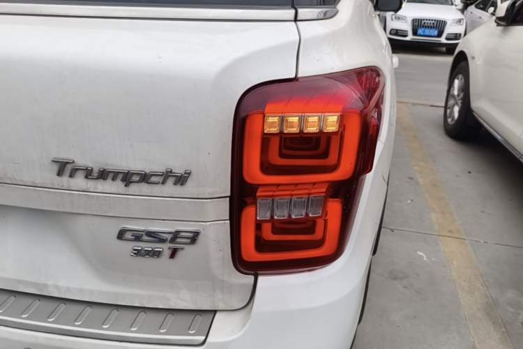 Used GAC Trumpchi GS8 2017 320T Two-Wheel Drive Luxury Smart Connectivity Version (7 Seats) Right Rear Taillight