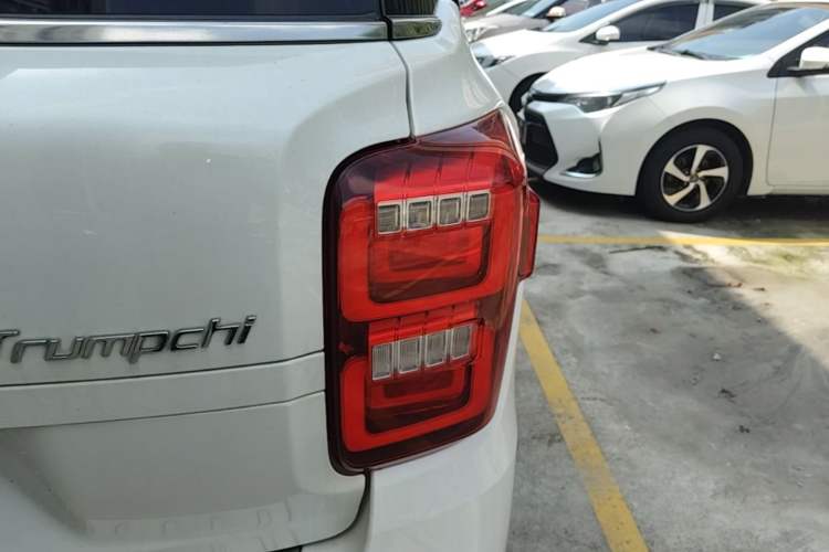 Used GAC Trumpchi GS8 2017 320T Two-Wheel Drive Luxury Smart Connectivity Version (7 Seats) Right Rear Taillight