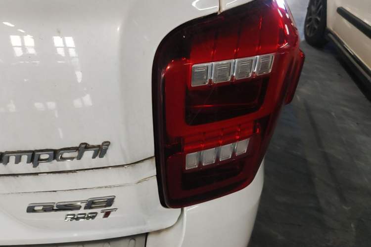 Used GAC Trumpchi GS8 2017 320T Two-Wheel Drive Luxury Smart Connectivity Version (7 Seats) Right Rear Taillight