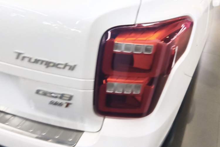 Used GAC Trumpchi GS8 2017 320T Two-Wheel Drive Luxury Smart Connectivity Version (7 Seats) Right Rear Taillight