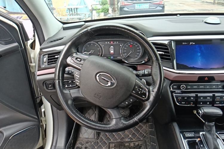 Used GAC Trumpchi GS8 2017 320T Two-Wheel Drive Luxury Smart Connectivity Version (7 Seats) Steering Wheel