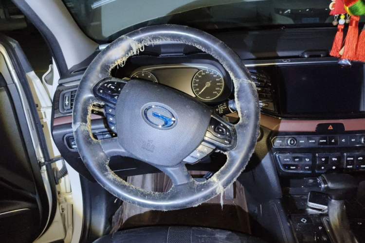 Used GAC Trumpchi GS8 2017 320T Two-Wheel Drive Luxury Smart Connectivity Version (7 Seats) Steering Wheel