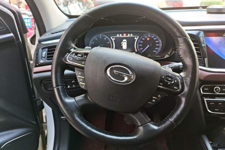 Used GAC Trumpchi GS8 2017 320T Two-Wheel Drive Luxury Smart Connectivity Version (7 Seats) Steering Wheel