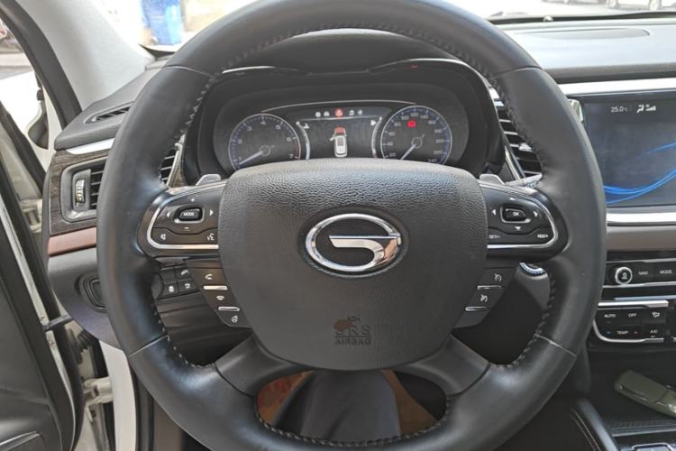 Used GAC Trumpchi GS8 2017 320T Two-Wheel Drive Luxury Smart Connectivity Version (7 Seats) Steering Wheel