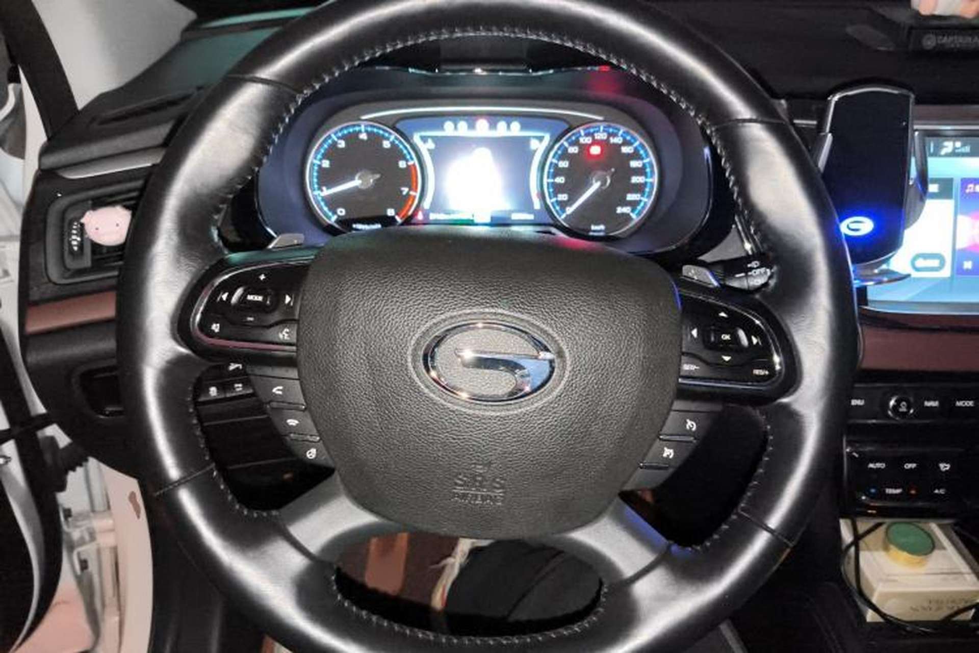 Used GAC Trumpchi GS8 2017 320T Two-Wheel Drive Luxury Smart Connectivity Version (7 Seats) Steering Wheel