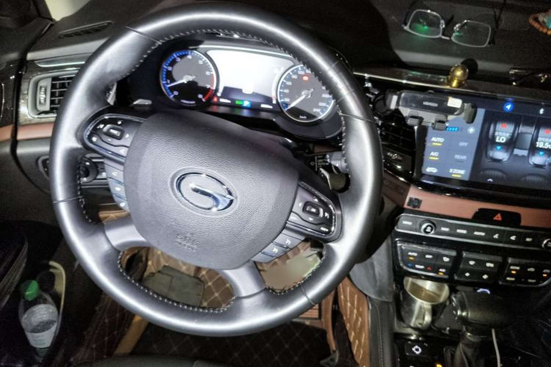 Used GAC Trumpchi GS8 2017 320T Two-Wheel Drive Luxury Smart Connectivity Version (7 Seats) Steering Wheel