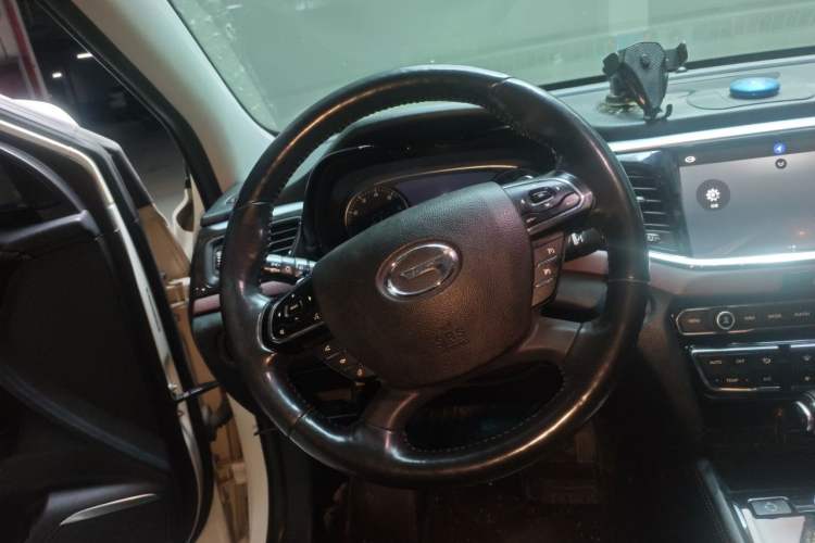 Used GAC Trumpchi GS8 2017 320T Two-Wheel Drive Luxury Smart Connectivity Version (7 Seats) Steering Wheel