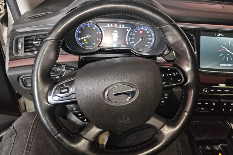 Used GAC Trumpchi GS8 2017 320T Two-Wheel Drive Luxury Smart Connectivity Version (7 Seats) Steering Wheel