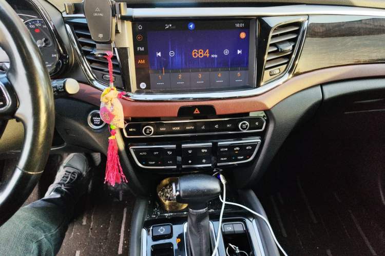 Used GAC Trumpchi GS8 2019 390T Two-Wheel Drive Luxury Smart Connectivity Version (7 Seats) Audio And AC Panel