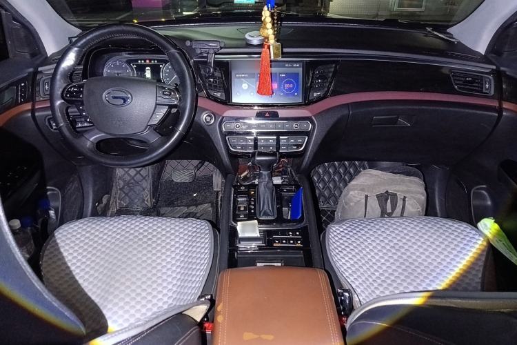 Used GAC Trumpchi GS8 2019 390T Two-Wheel Drive Luxury Smart Connectivity Version (7 Seats) Center Console