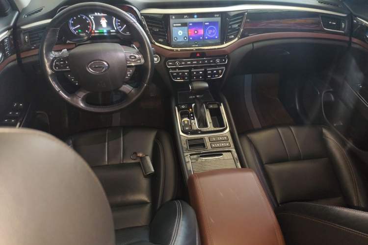 Used GAC Trumpchi GS8 2019 390T Two-Wheel Drive Luxury Smart Connectivity Version (7 Seats) Center Console
