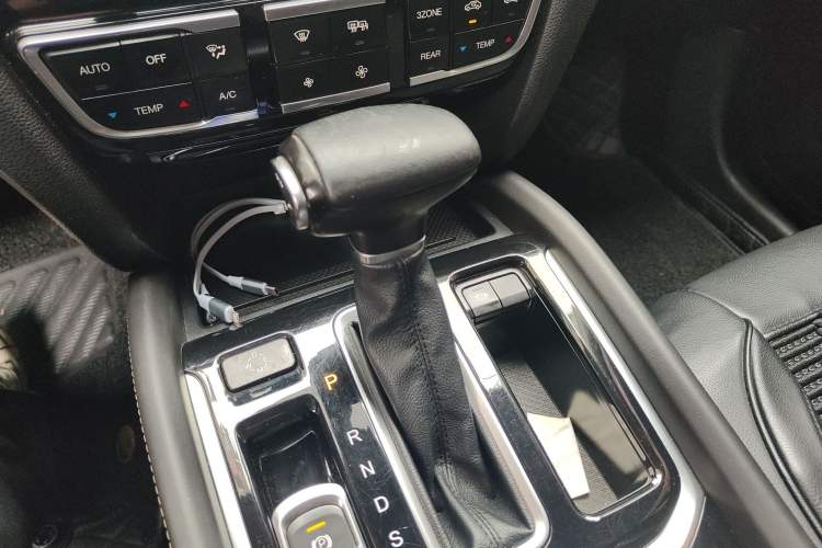 Used GAC Trumpchi GS8 2019 390T Two-Wheel Drive Luxury Smart Connectivity Version (7 Seats) Gear Lever