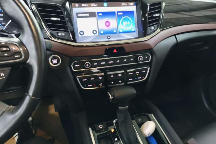 Used GAC Trumpchi GS8 2019 390T Two-Wheel Drive Luxury Smart Connectivity Version (7 Seats) Audio And AC Panel