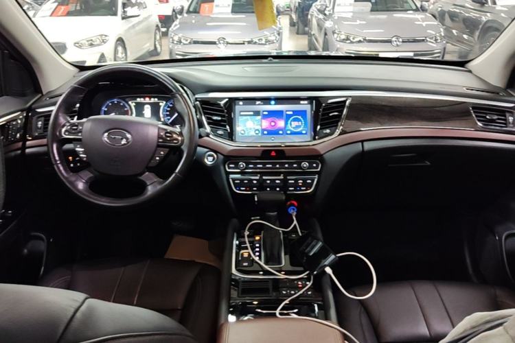Used GAC Trumpchi GS8 2019 390T Two-Wheel Drive Luxury Smart Connectivity Version (7 Seats) Center Console