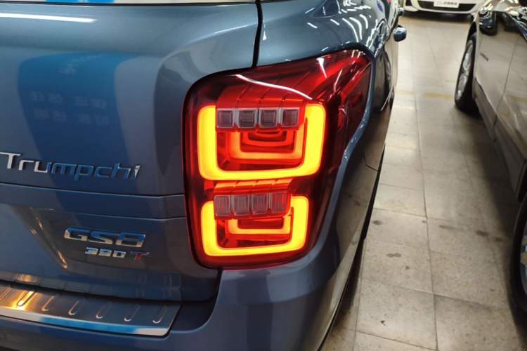 Used GAC Trumpchi GS8 2019 390T Two-Wheel Drive Luxury Smart Connectivity Version (7 Seats) Right Rear Taillight