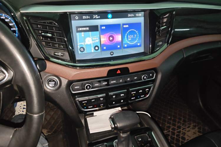 Used GAC Trumpchi GS8 2019 390T Two-Wheel Drive Luxury Smart Connectivity Version (7 Seats) Audio And AC Panel