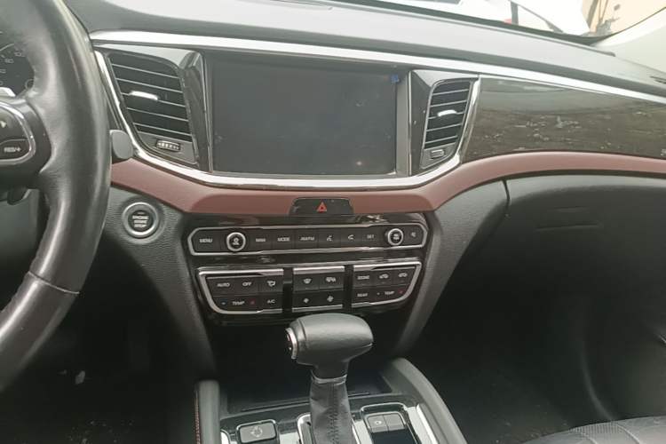 Used GAC Trumpchi GS8 2019 390T Two-Wheel Drive Luxury Smart Connectivity Version (7 Seats) Audio And AC Panel
