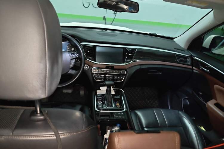 Used GAC Trumpchi GS8 2019 390T Two-Wheel Drive Luxury Smart Connectivity Version (7 Seats) Center Console