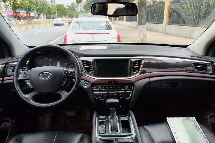 Used GAC Trumpchi GS8 2019 390T Two-Wheel Drive Luxury Smart Connectivity Version (7 Seats) Center Console