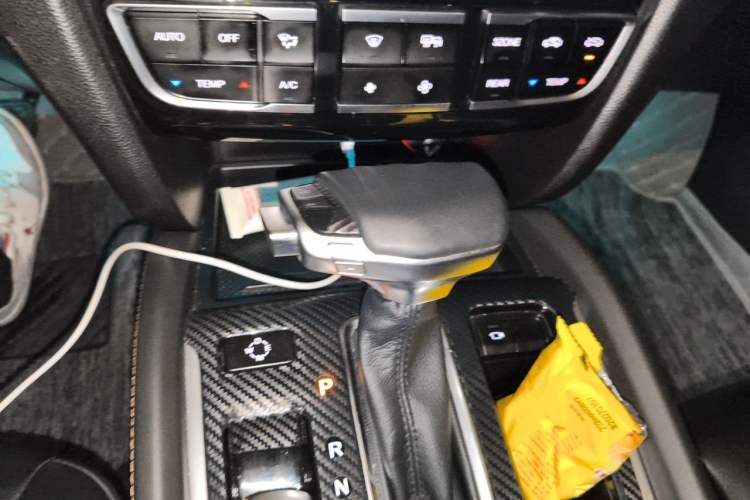Used GAC Trumpchi GS8 2019 390T Two-Wheel Drive Luxury Smart Connectivity Version (7 Seats) Gear Lever