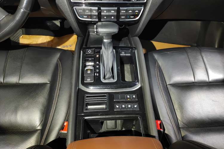 Used GAC Trumpchi GS8 2019 390T Two-Wheel Drive Luxury Smart Connectivity Version (7 Seats) Gear Lever