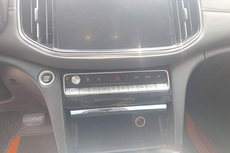 Used GAC Trumpchi GS8 2020 390T Two-Wheel Drive Luxury Smart Connectivity Commemorative Edition (7 Seats) Audio And AC Panel
