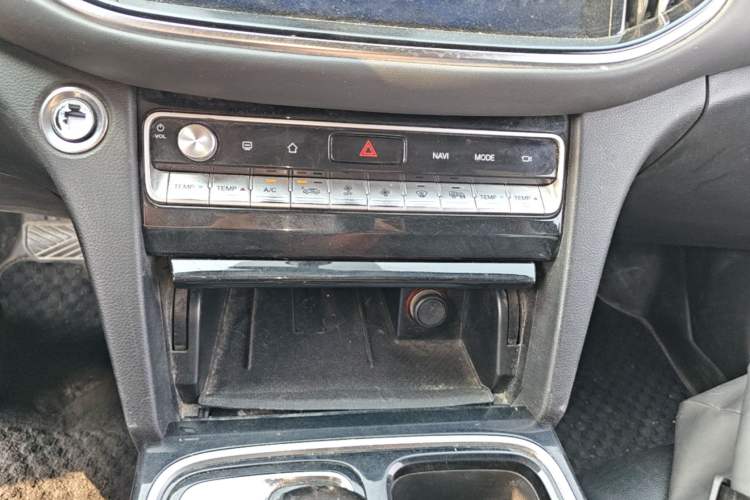 Used GAC Trumpchi GS8 2020 390T Two-Wheel Drive Luxury Smart Connectivity Commemorative Edition (7 Seats) Audio And AC Panel
