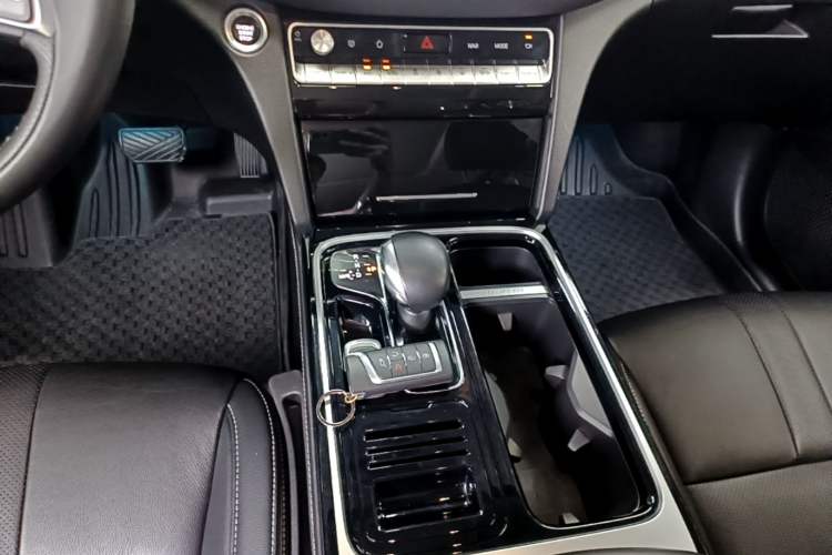 Used GAC Trumpchi GS8 2020 390T Two-Wheel Drive Luxury Smart Connectivity Version (7 Seats) Gear Lever
