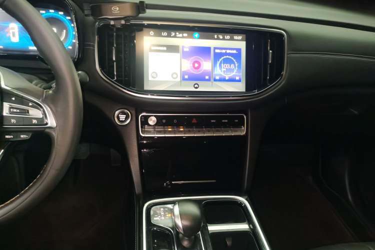 Used GAC Trumpchi GS8 2020 390T Two-Wheel Drive Luxury Smart Connectivity Version (7 Seats) Audio And AC Panel