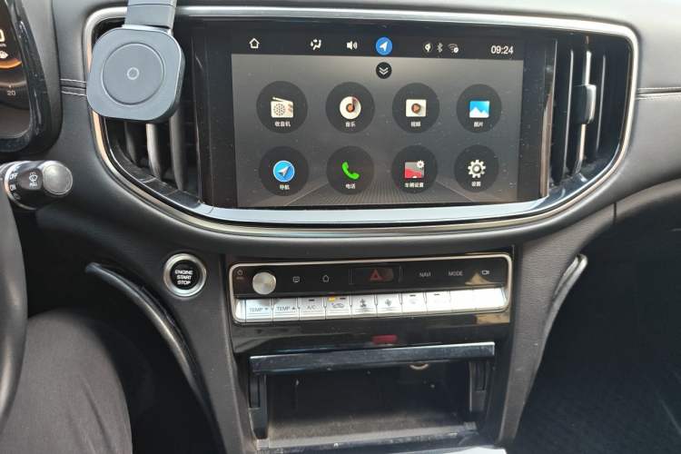 Used GAC Trumpchi GS8 2020 390T Two-Wheel Drive Luxury Smart Connectivity Version (7 Seats) Audio And AC Panel