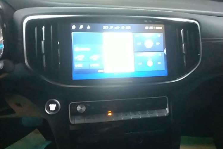 Used GAC Trumpchi GS8 2020 390T Two-Wheel Drive Luxury Smart Connectivity Commemorative Edition (7 Seats) Audio And AC Panel