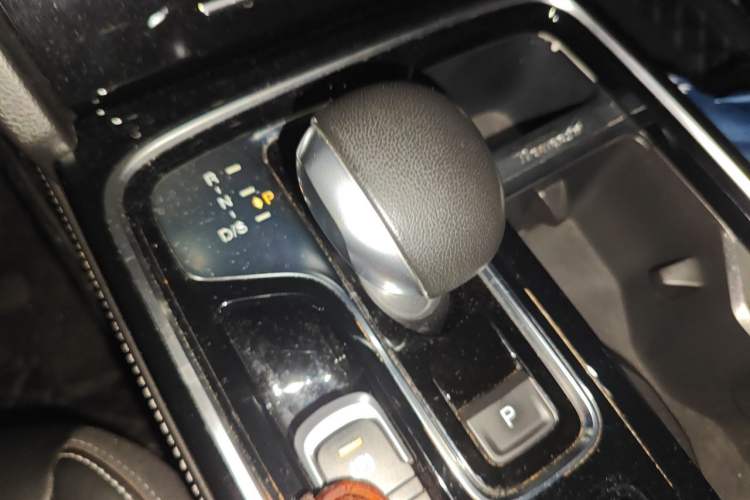 Used GAC Trumpchi GS8 2020 390T Two-Wheel Drive Luxury Smart Connectivity Version (7 Seats) Gear Lever