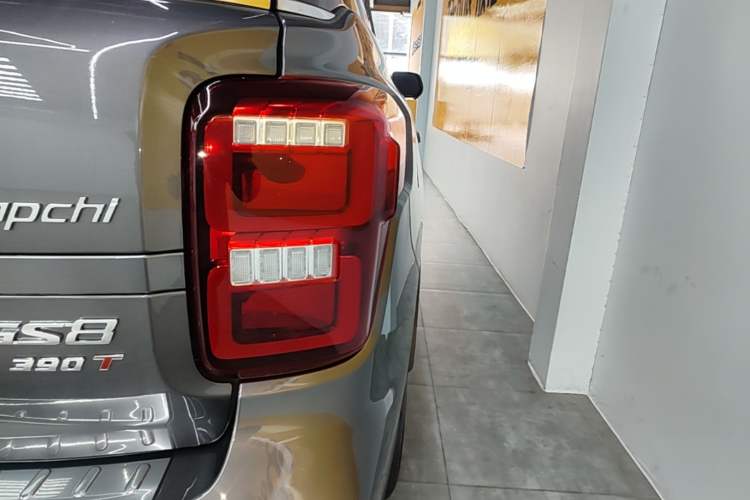 Used GAC Trumpchi GS8 2020 390T Two-Wheel Drive Luxury Smart Connectivity Version (7 Seats) Right Rear Taillight