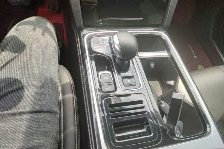 Used GAC Trumpchi GS8 2020 390T Two-Wheel Drive Luxury Smart Connectivity Version (7 Seats) Gear Lever