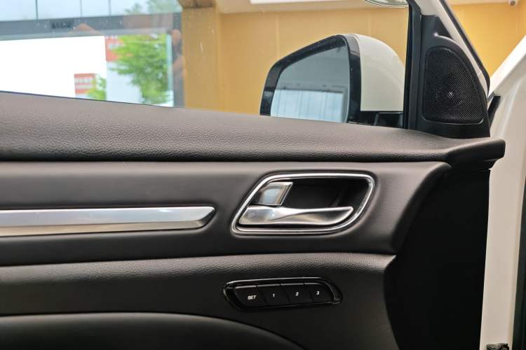 Used GAC Trumpchi GS8 2020 390T Two-Wheel Drive Luxury Smart Connectivity Version (7 Seats) Interior 9