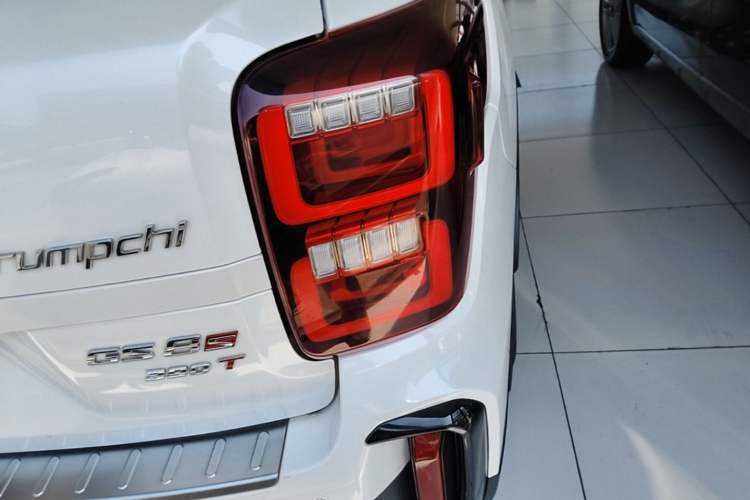 Used GAC Trumpchi GS8 2020 GS8S 390T Two-Wheel Drive Luxury Smart Connectivity Version Right Rear Taillight