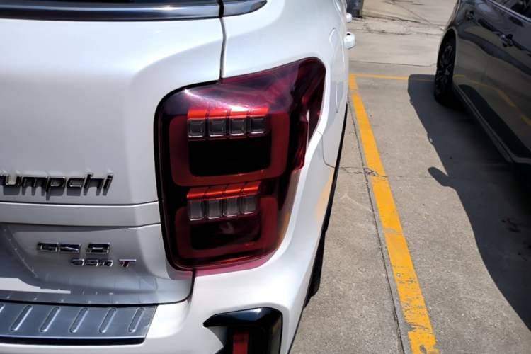 Used GAC Trumpchi GS8 2020 GS8S 390T Two-Wheel Drive Luxury Smart Connectivity Version Right Rear Taillight