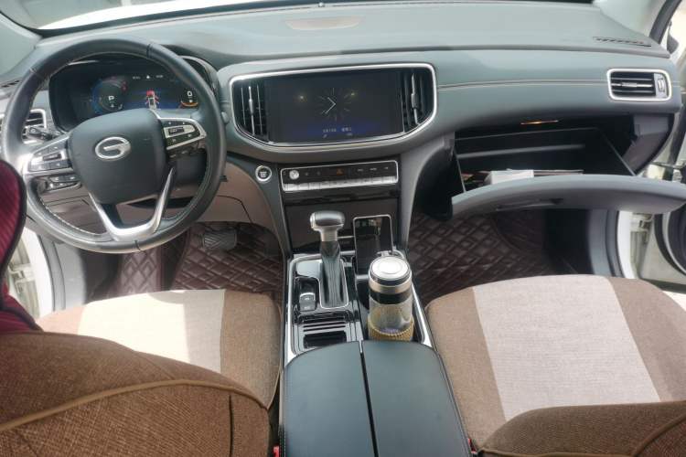 Used GAC Trumpchi GS8 2021 390T Two-Wheel Drive Luxury Smart Connect & Drive Edition (7 Seats) Center Console