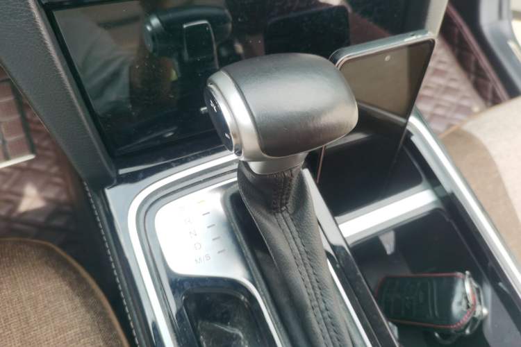Used GAC Trumpchi GS8 2021 390T Two-Wheel Drive Luxury Smart Connect & Drive Edition (7 Seats) Gear Lever