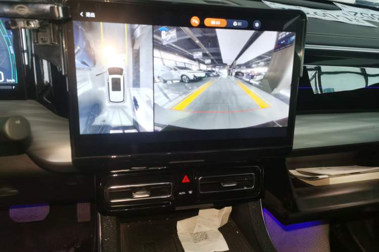 Used GAC Trumpchi GS8 2022 Linghang Series 2.0 TGDI Two-Wheel-Drive Luxury Smart Connectivity Version (7 Seats) Audio And AC Panel