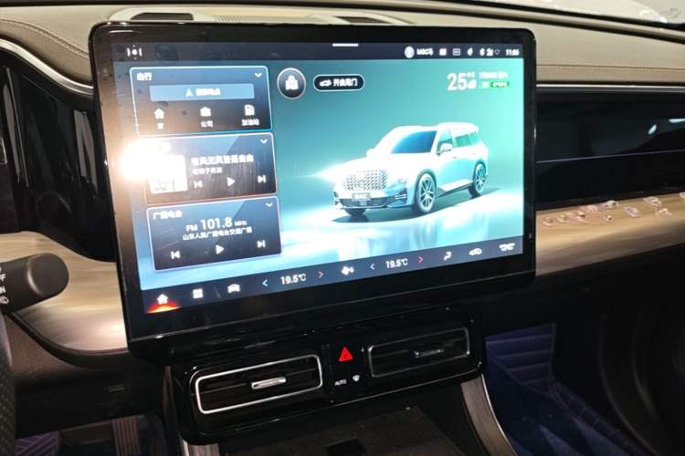 Used GAC Trumpchi GS8 2022 Linghang Series 2.0 TGDI Two-Wheel-Drive Luxury Smart Connectivity Version (7 Seats) Audio And AC Panel