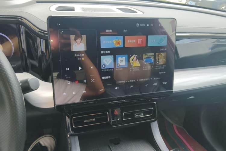 Used GAC Trumpchi GS8 2022 Dual-Engine Series 2.0TM Two-Wheel Drive Prestige Edition (7 Seats) Audio And AC Panel