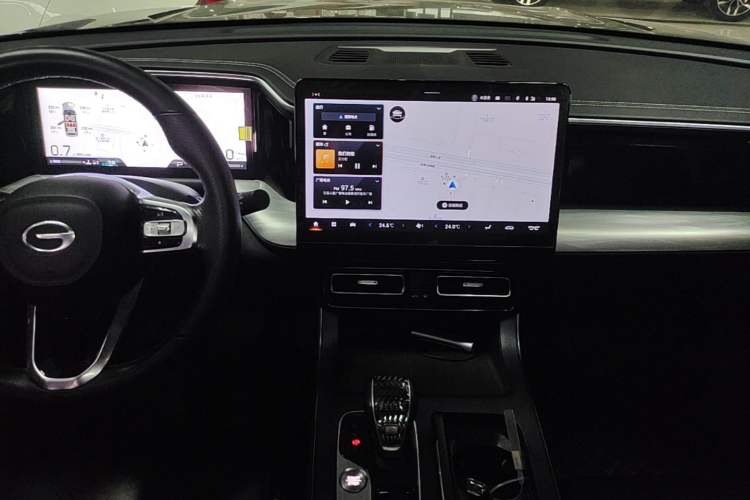 Used GAC Trumpchi GS8 2022 Linghang Series 2.0 TGDI Two-Wheel-Drive Luxury Smart Connectivity Version (7 Seats) Audio And AC Panel