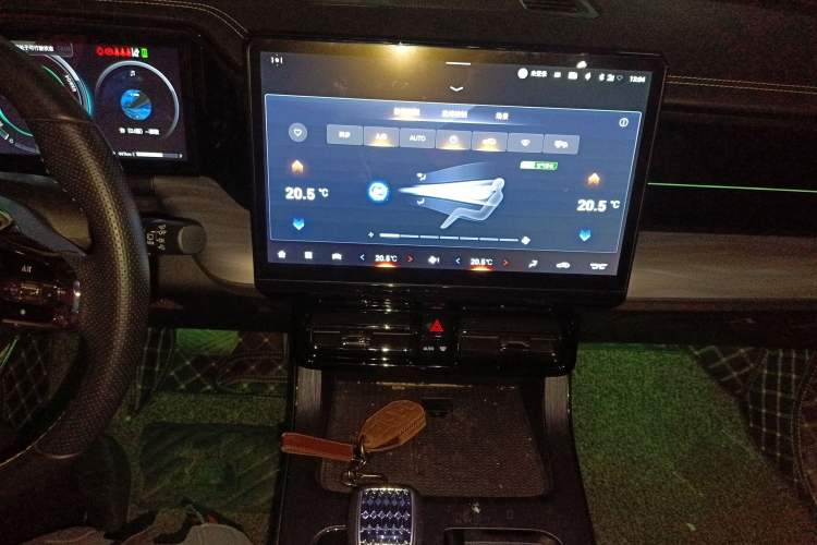 Used GAC Trumpchi GS8 2022 Dual-Engine Series 2.0TM Two-Wheel Drive Prestige Edition (7 Seats) Audio And AC Panel