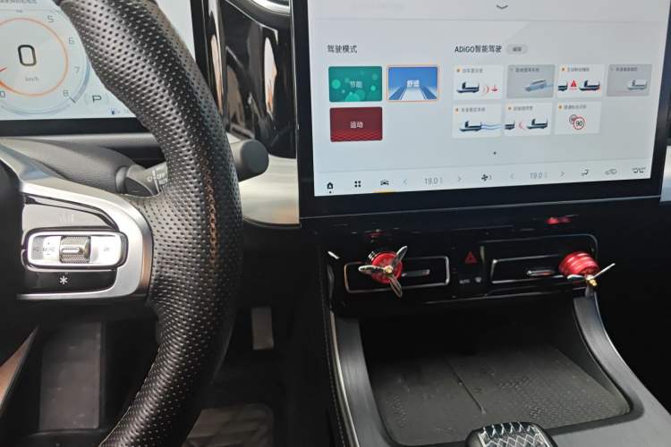 Used GAC Trumpchi GS8 2022 Linghang Series 2.0 TGDI Two-Wheel-Drive Luxury Smart Connectivity Version (7 Seats) Audio And AC Panel