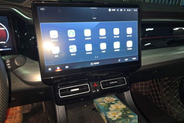 Used GAC Trumpchi GS8 2022 Linghang Series 2.0 TGDI Two-Wheel-Drive Luxury Smart Connectivity Version (7 Seats) Audio And AC Panel