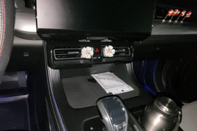 Used GAC Trumpchi GS8 2022 Linghang Series 2.0 TGDI Two-Wheel-Drive Luxury Smart Connectivity Version (7 Seats) Audio And AC Panel
