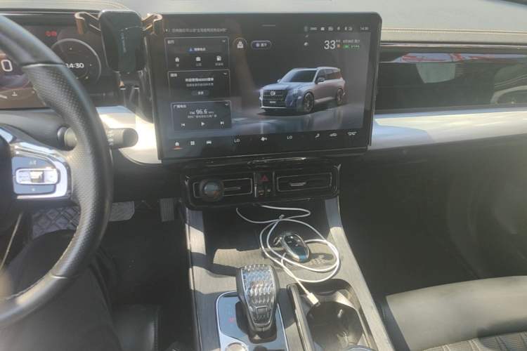 Used GAC Trumpchi GS8 2022 Dual-Engine Series 2.0TM Two-Wheel Drive Prestige Edition (7 Seats) Audio And AC Panel