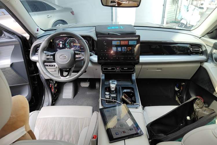 Used GAC Trumpchi GS8 2022 Double-Energy Series 2.0TM Four-Wheel Drive Premium Edition (7 Seats) Center Console