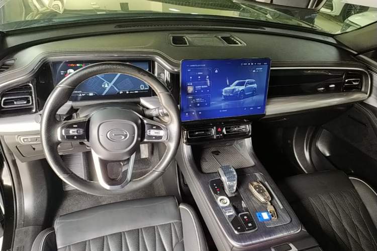 Used GAC Trumpchi GS8 2022 Linghang Series 2.0 TGDI Two-Wheel-Drive Luxury Smart Connectivity Version (7 Seats) Center Console